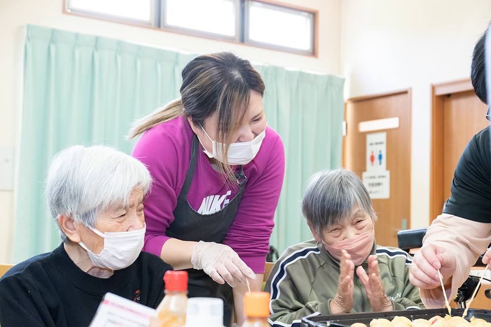 アットホームな雰囲気の共有スペースの様子。温かみのある空間で、入居者様が安心して過ごせる環境が整っています。